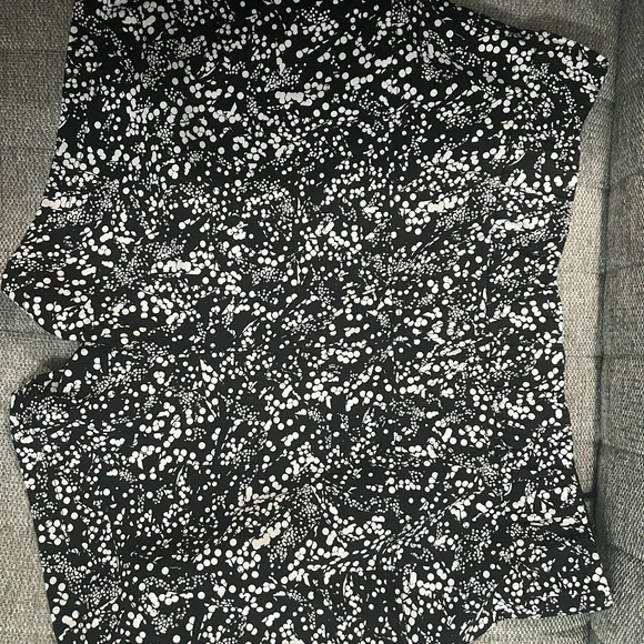 Lululemon On The Fly Short Size 8 Black and White - Picture 5 of 6